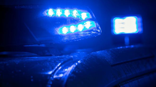 Extremismus: Blaulicht auf einem Polizeifahrzeug.