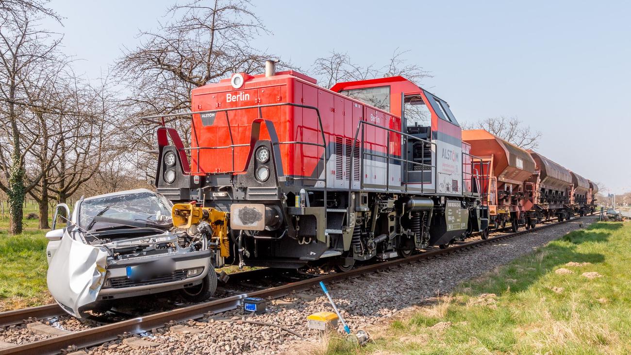 Achern : Auto Wird Von Güterzug Erfasst: Fahrer Stirbt | ZEIT ONLINE