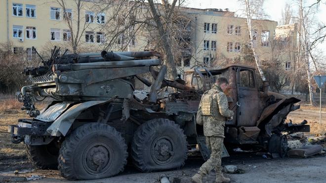Krieg in der Ukraine: Ein ukrainischer Soldat geht in Charkiw an einem zerstörten russischen Artilleriesystem vorbei.
