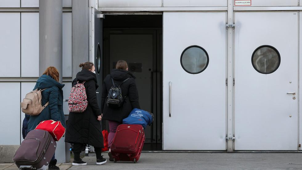 Ukraine-Krieg: Weniger Geflüchtete am Bahnhof: Kritik der Helfenden ...