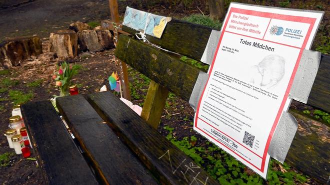 Mönchengladbach: Kerzen und Stofftiere stehen an der Fundstelle eines getöteten neugeborenen Babys und hinter einer Parkbank.