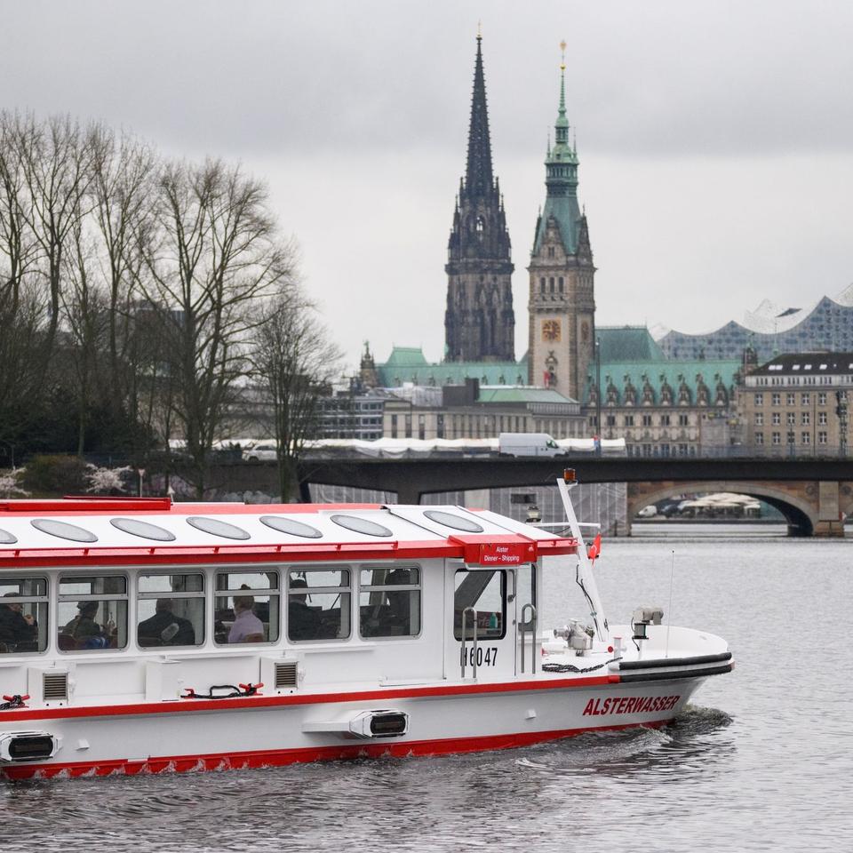 Schifffahrt: Hamburg: Weiße Flotte bietet 2022 wieder volles