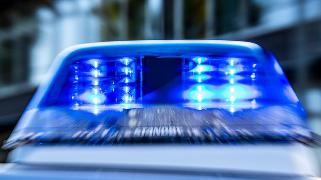 Extremismus: Ein Blaulicht leuchtet auf dem Dach eines Polizeiwagens.