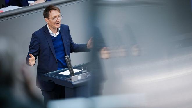 Extremismus: Karl Lauterbach (SPD) spricht.