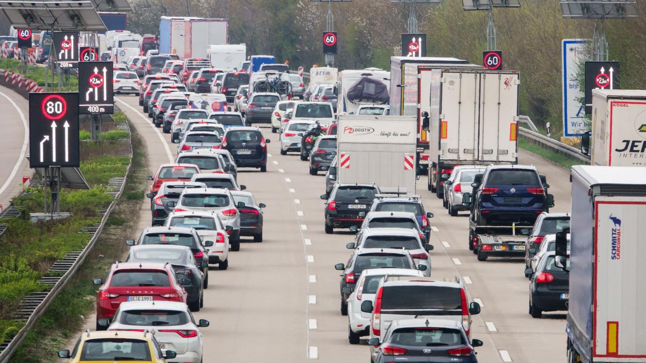 Osterwochenende: Staus Auf Autobahnen: Ausflügler Nutzen Sonnenwetter ...