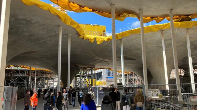 Bahnprojekt: Besucher schauen sich beim Tag der offenen Baustelle zum Bahnprojekt Stuttgart 21 um.
