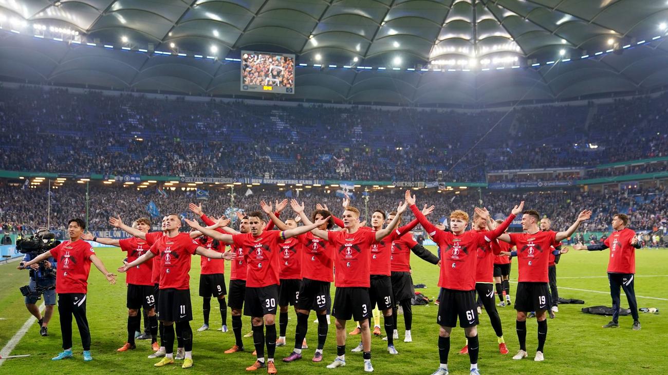 Fußball: SC Freiburg nach 3:1 in Hamburg im Finale des DFB-Pokals ...