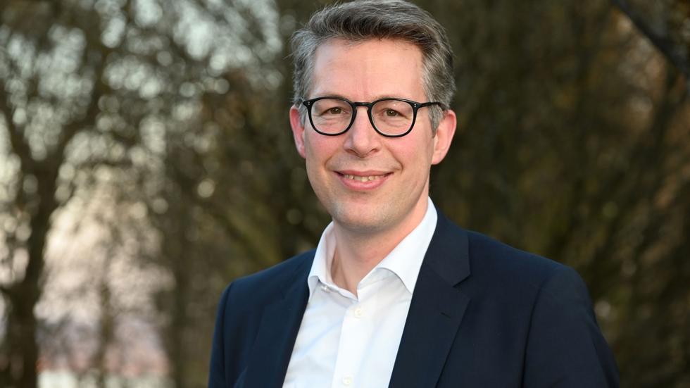 Kultur: Der Bayerische Kultusminister Markus Blume (CSU) lächelt .