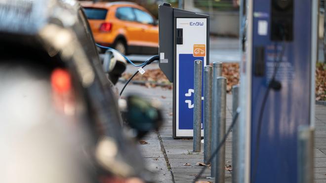 Umwelt: Ladesäulen des Energiekonzerns EnBW stehen in der Innenstadt an einer Straße.