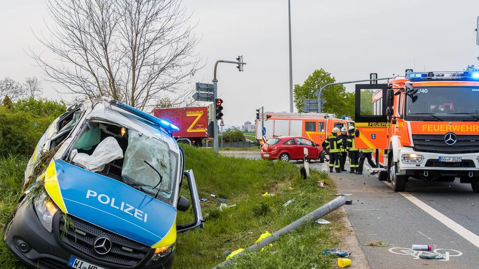 Unfall In Groß Gerau Pkw Kollidiert Am Kreisverkehr Fahrer Flüchtet - qnrfi7m