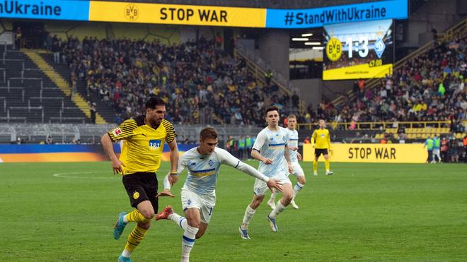 Borussia Dortmund: Dortmunds Emre Can (l) und Kostiantyn Vivcharenko kämpfen beim Benefizspiel um den Ball.