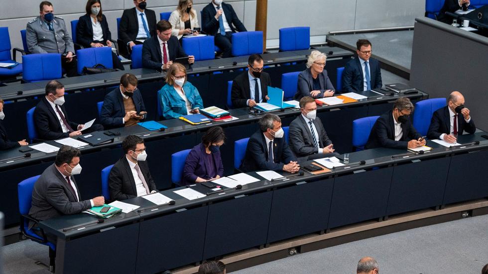 Bundestag: Trotz Waffenlieferantrag: Ampel Und Union Streiten Weiter ...