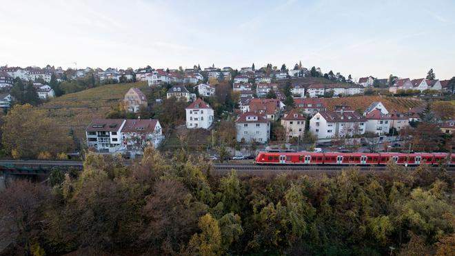 Verkehr: Ein Zug fährt in Stuttgart auf der Gäubahnstrecke.