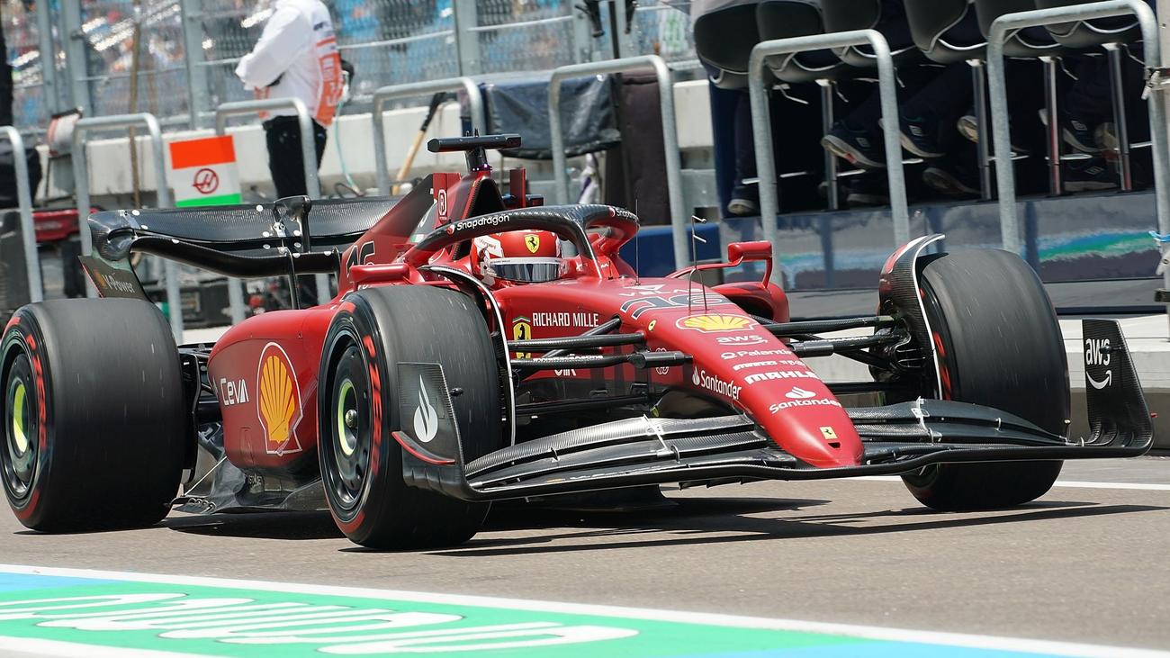 F1 start. Дубль феррари. Дубль феррари. Болиды феррари и ред булл. Дубль феррари.