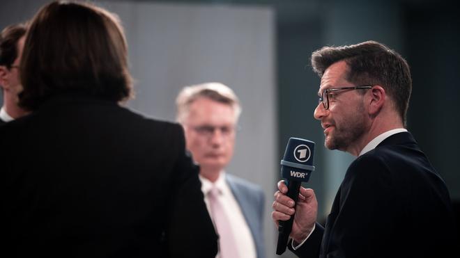 SPD-Spitzenkandidat: Der Spitzenkandidat der SPD in NRW, Thomas Kutschaty (r) beantwortet Fragen.