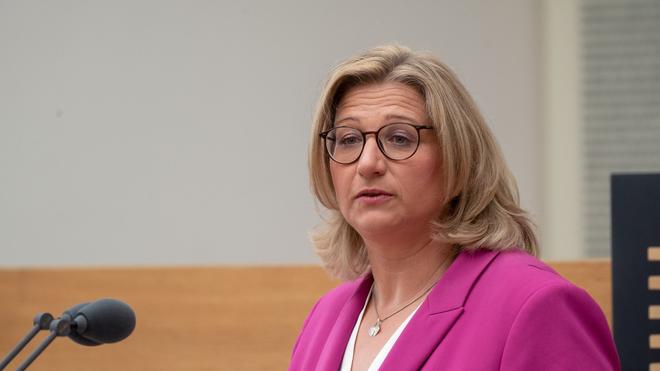 Landtagswahl: Die saarländische Ministerpräsidentin Anke Rehlinger (SPD) spricht.