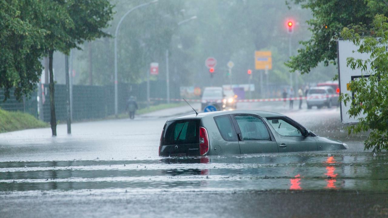 Wann kommt die Flut?: Was Autofahrer über Wasser wissen müssen