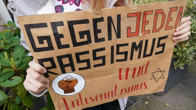 Gesellschaft: Ein Plakat bei einer Demonstration gegen Rassismus in Halle.