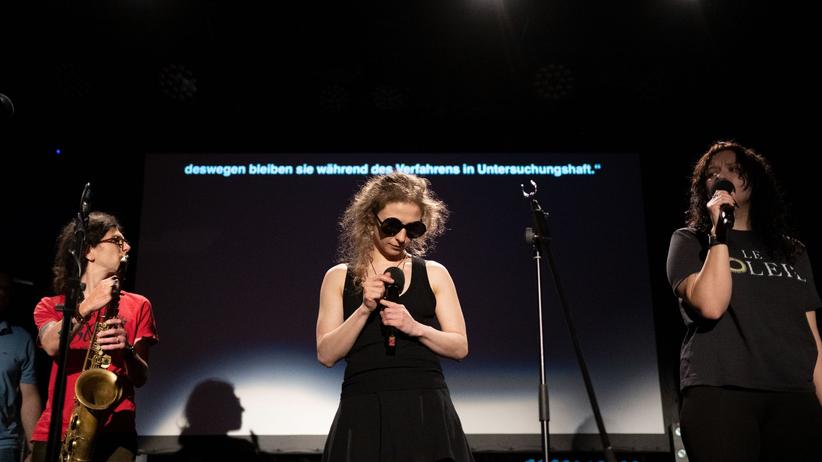 Uxlab yotgan onaga ogziga bir sik berdi porno