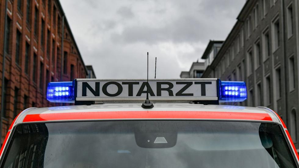 Notfallrettung: Ein Notarztwagen steht mit eingeschaltetem Blaulicht auf der Straße.