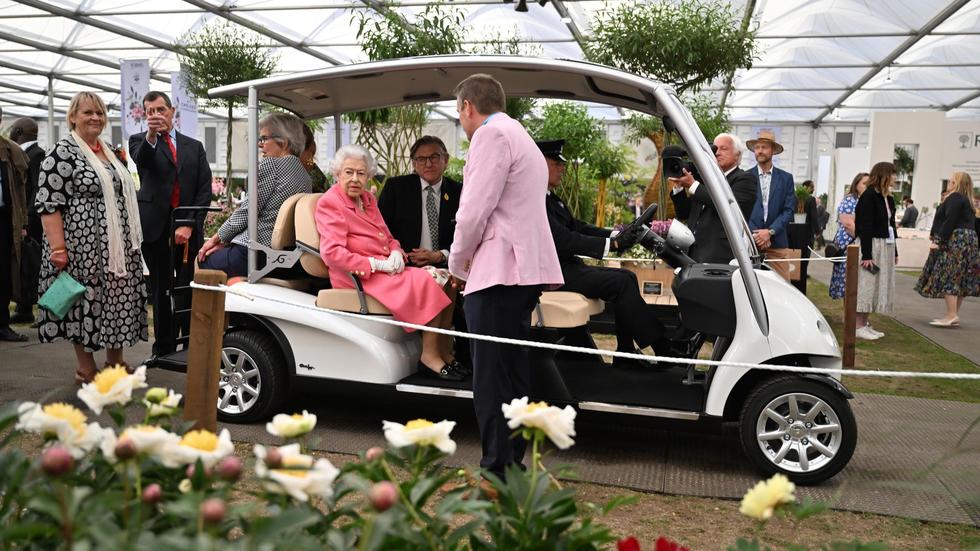 Royals: Rundfahrt im Golf-Buggy: Die britische Königin Elizabeth II. besucht die Chelsea Flower Show.