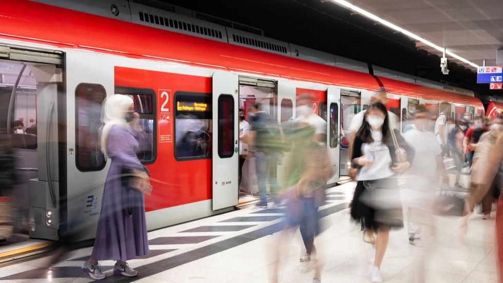 Stuttgart: Menschen steigen an einem Gleis des Tiefbahnhofs im Hauptbahnhof aus einer S-Bahn.