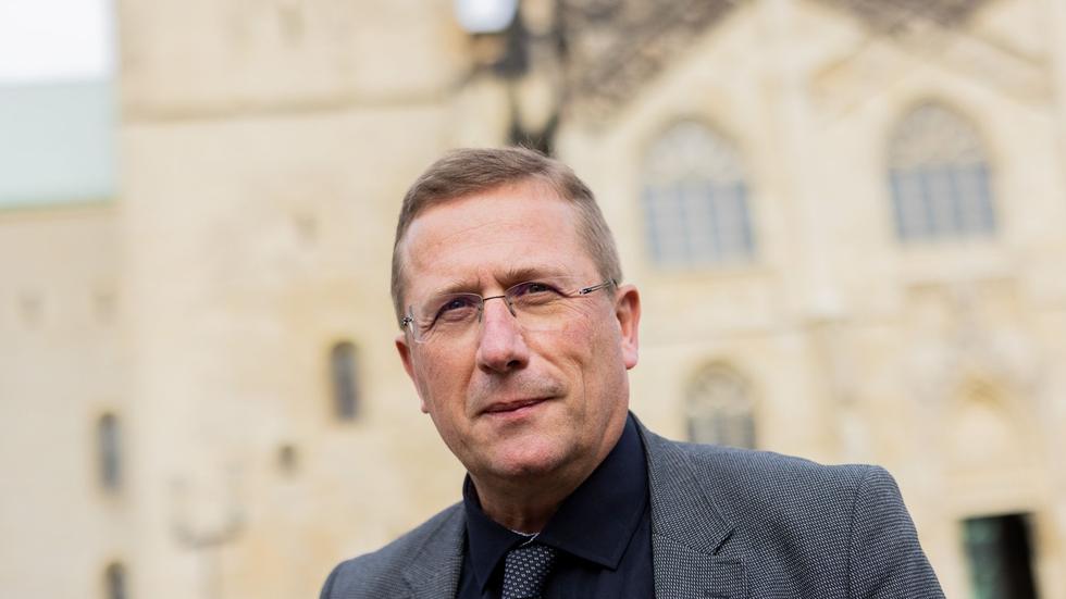Kirche: Thomas Schüller, Theologe und Kirchenrechtler, steht vor dem Münsteraner Dom.