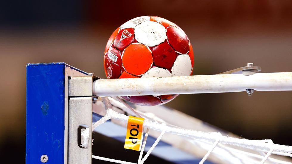 Handball: Ein Handball liegt auf einem Tor.