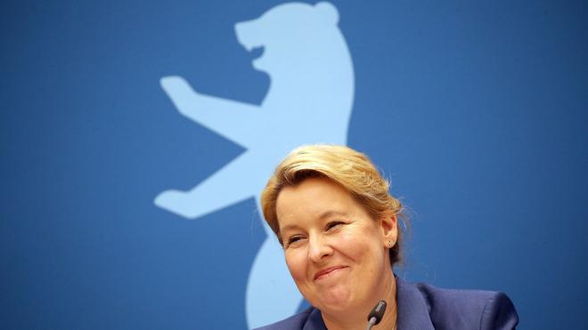 Berlin: Berlins Regierende Bürgermeisterin Franziska Giffey (SPD) beantwortet während einer Pressekonferenz im Roten Rathaus Fragen von Journalisten.