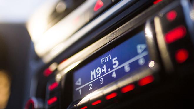 Covid-19: Auf einem Autoradio ist die Frequenz 94,50 MHz eingestellt.