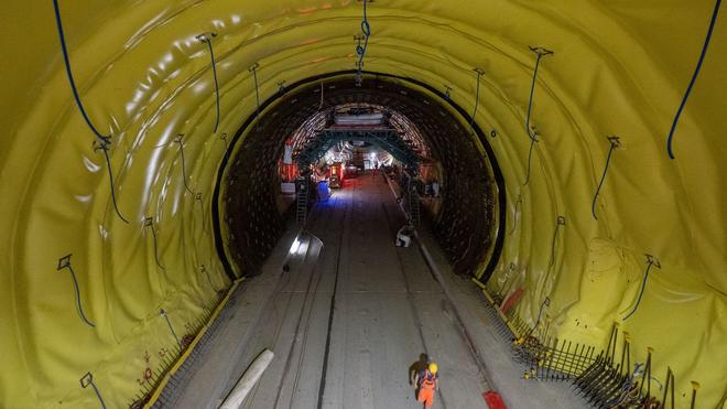 Bahn: Bauarbeiten sind im geplanten Bahnhof am Stuttgarter Flughafen zu sehen.