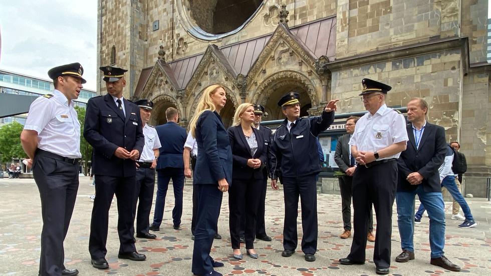 Bundesinnenministerin: Nancy Faeser Informiert Sich Am Ort Von ...