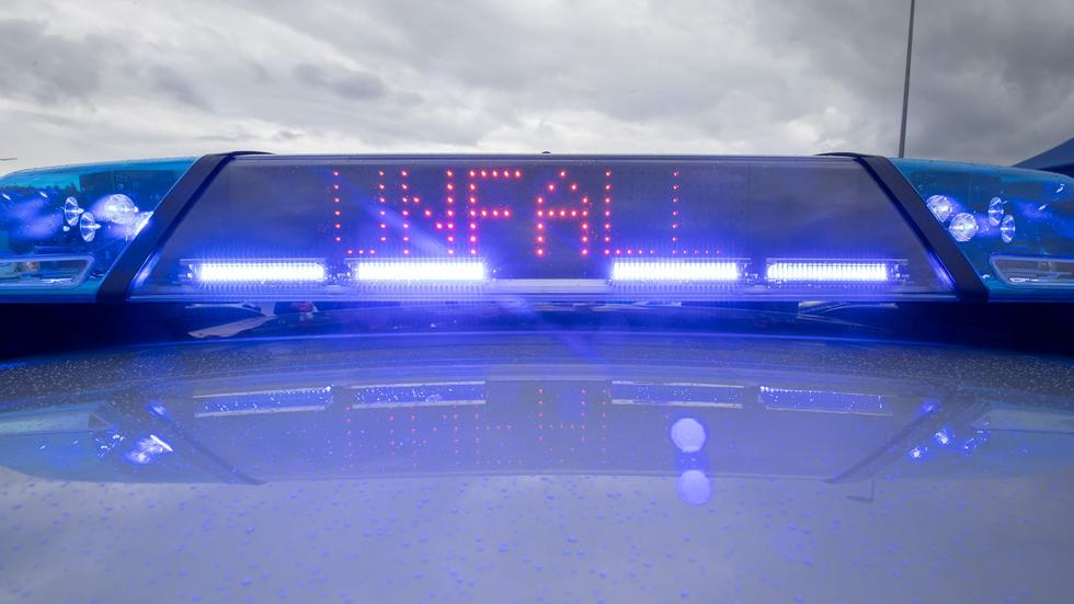 Lahn-Dill-Kreis: Auto kracht gegen Begrenzungsmauer: 82-jähriger Fahrer tot | ZEIT ONLINE
