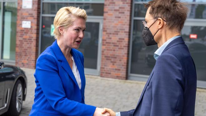 Gesundheit: Manuela Schwesig (SPD), die Ministerpräsidentin von Mecklenburg-Vorpommern, wird von Karl Lauterbach (SPD), Bundesgesundheitsminister zum Auftakt der 17. Branchenkonferenz Gesundheitswirtschaft vor dem Tagungshotel begrüßt.
