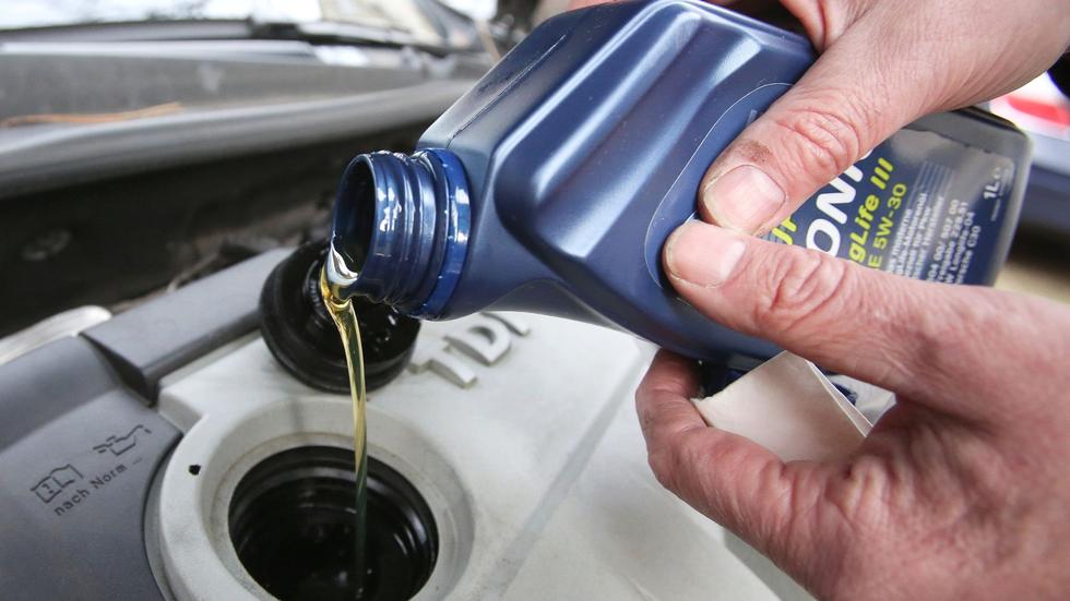 Öl, Wasser, Kühlmittel: Auto vor dem Sommerurlaub durchchecken