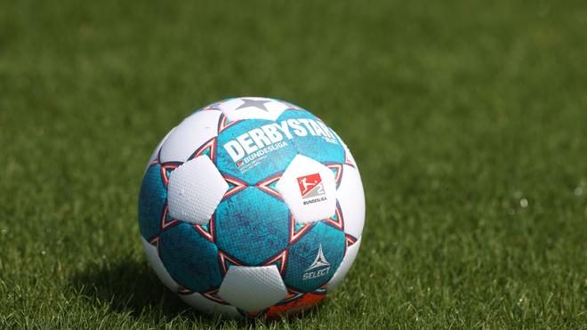 2. Bundesliga: Ein Spielball der Saison 2021/2022 der 2. Bundesliga liegt auf dem Rasen.