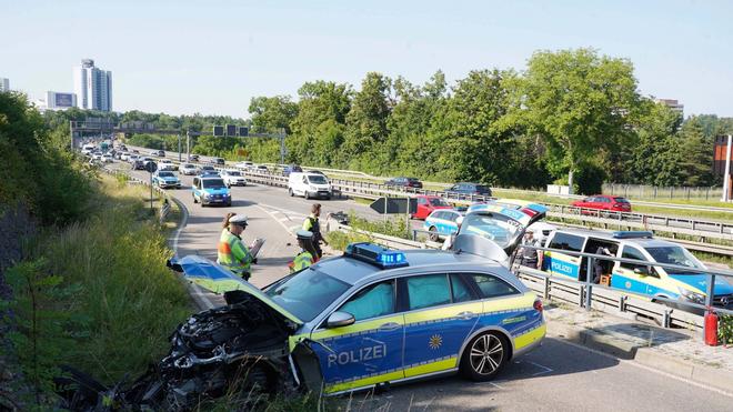 Stuttgart: Ein kaputtes Polizeiauto steht nach einer Verfolgungsjagd in einer Ausfahrt.