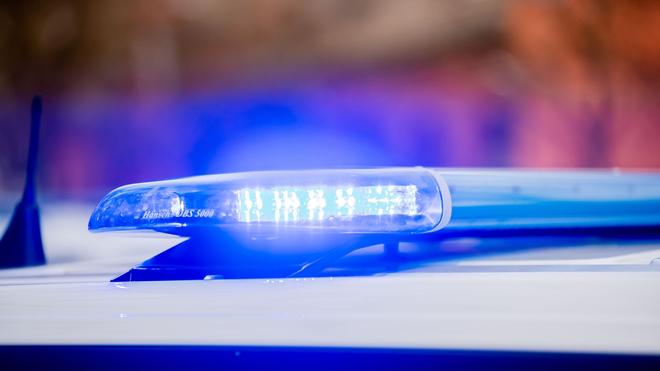 Kaiserslautern: Das Blaulicht eines Polizeifahrzeuges leuchtet.