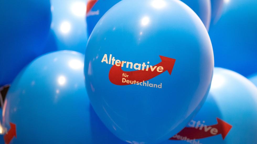 Eilantrag: Luftballons tragen das Logo der AfD.