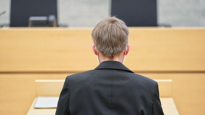 Kirche: Die Ordensschwester Ordensschwester sitzt vor Prozessbeginn im Anfang Juni im Amtsgericht Würzburg.