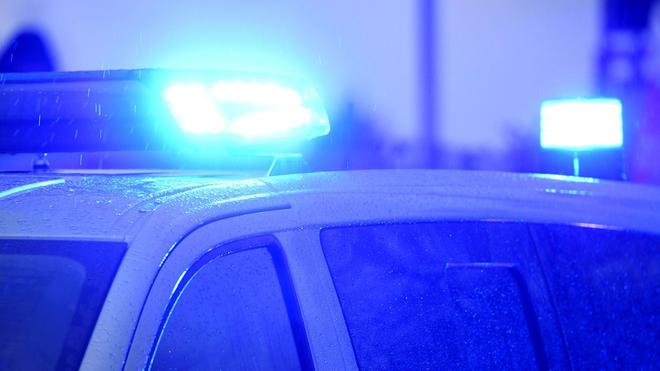 Polizeieinsatz: Blaulichter leuchten auf dem Dach eines Streifenwagens der Polizei.