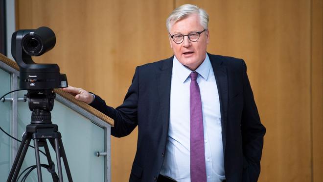 Nahverkehr: Bernd Althusmann steht im Konrad-Adenauer-Haus in Berlin.