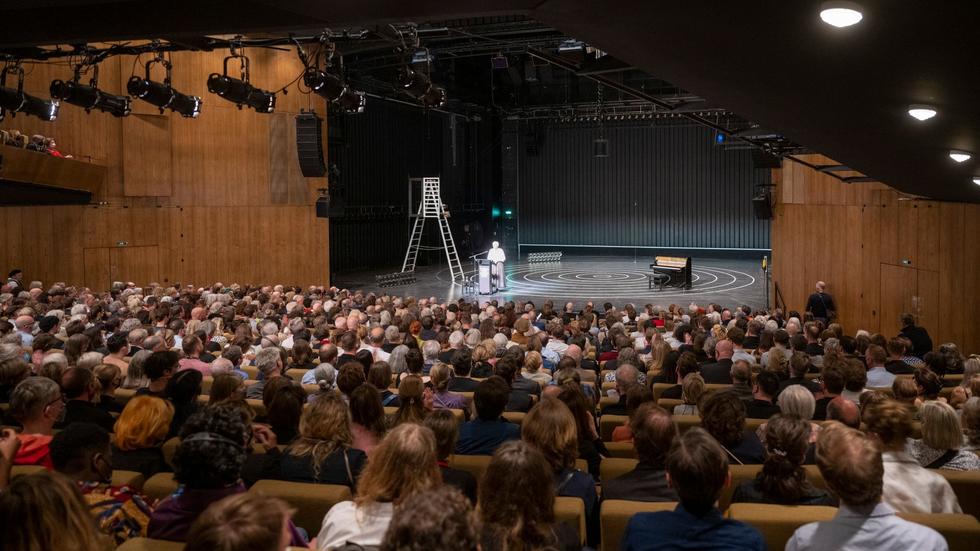 Kultur: Kollektiv an der Spitze des Berliner Theatertreffens | ZEIT ONLINE