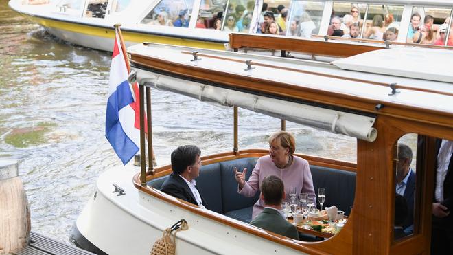 Niederlande: Fahrt durch die Amsterdamer Grachten: Ex-Bundeskanzlerin Angela Merkel besuchte am Mittwoch den niederländischen Premier Mark Rutte.