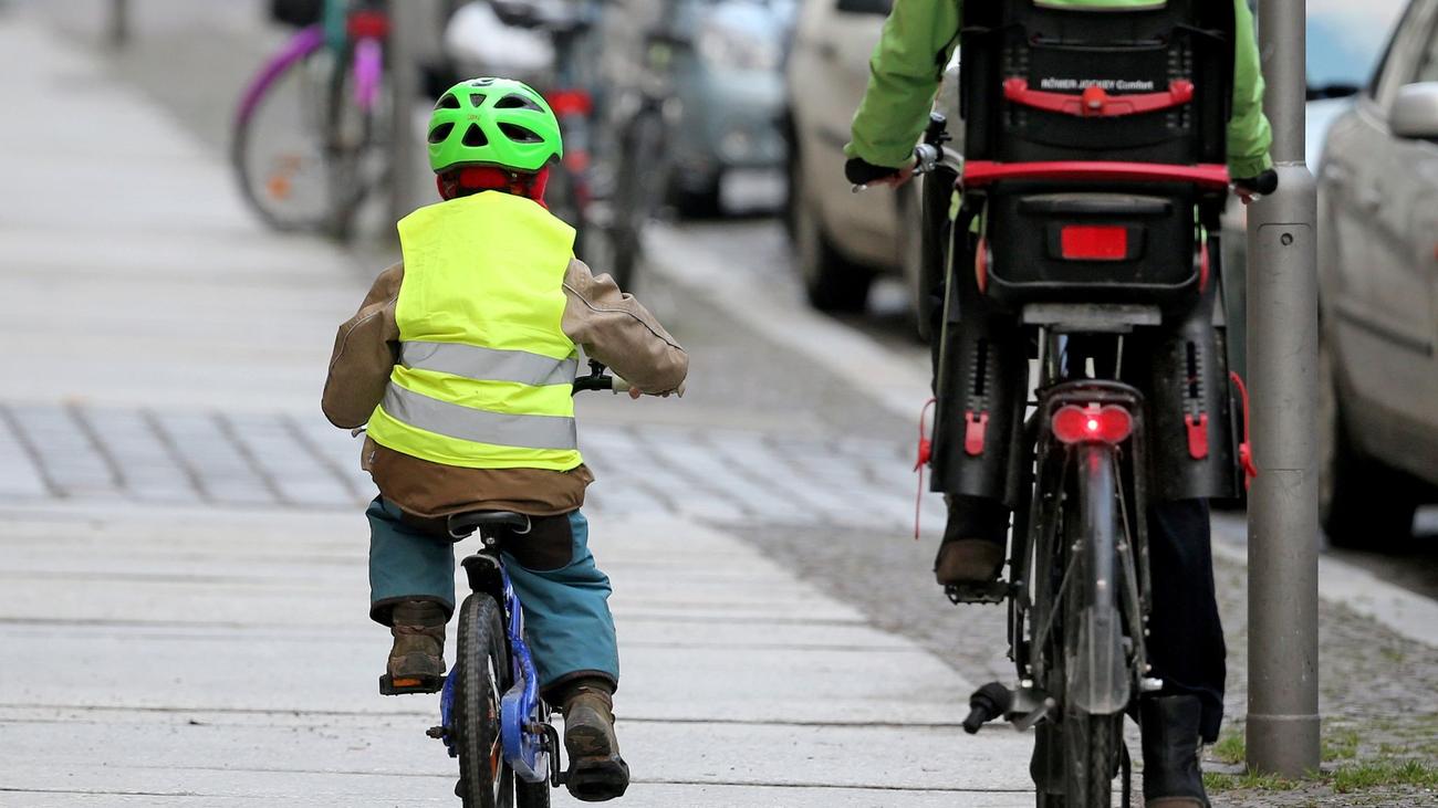 Unterwegs mit dem Fahrrad : Mit Kind zusammen auf dem Gehweg radeln - ist das erlaubt? | ZEIT ONLINE