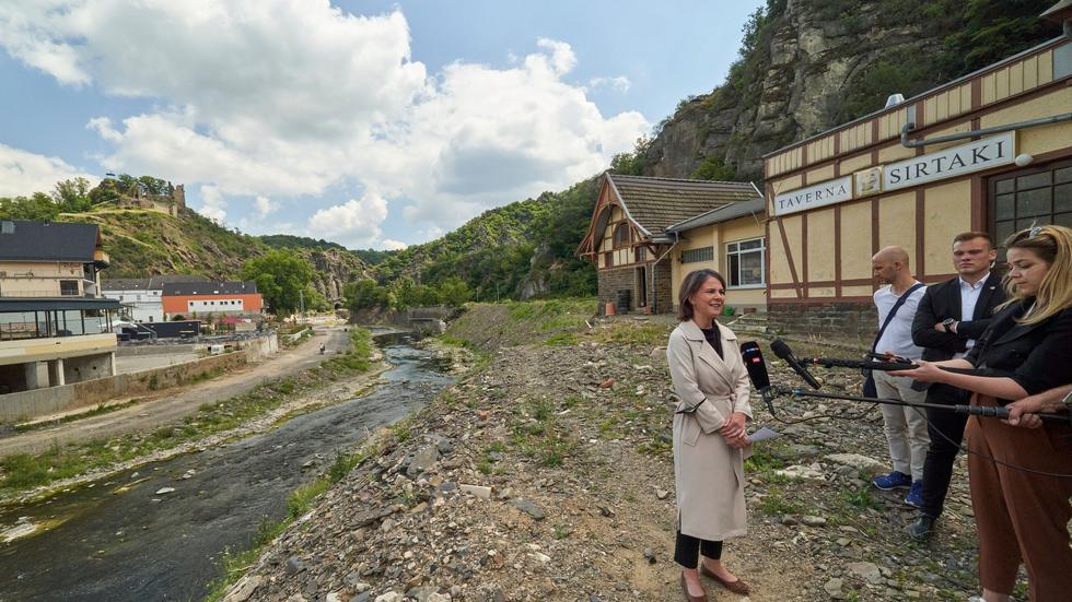 Hochwasser: Baerbock: Katastrophenschutz Ist Teil Der Sicherheit | ZEIT ...