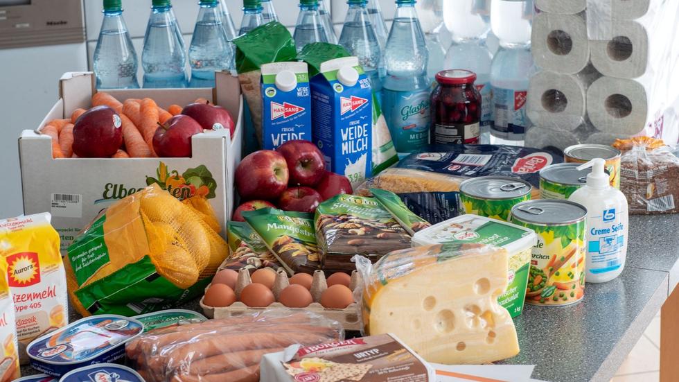 Agrarhändler: Lebensmittel stehen auf einem Küchentisch.
