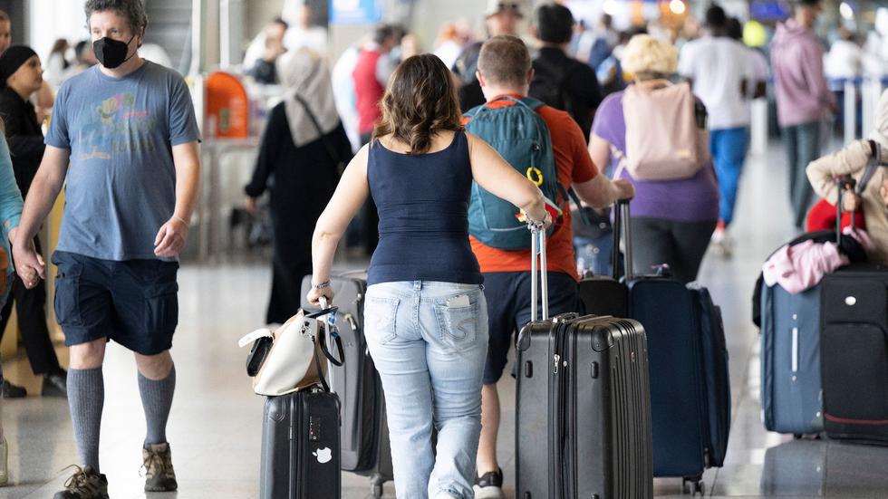 Luftverkehr: Hochbetrieb Zum Ferienstart Am Frankfurter Flughafen ...