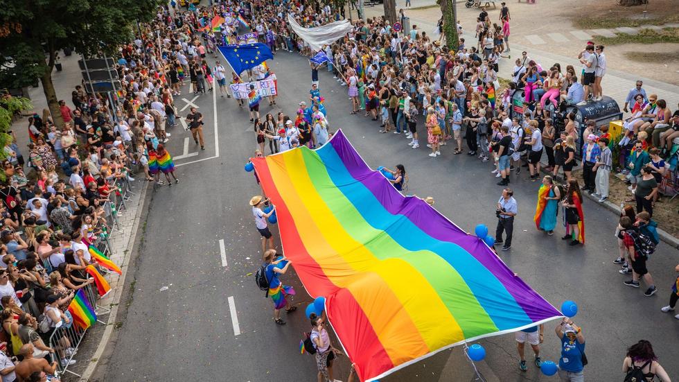 Partyparade 200000 Menschen Bei Christopher Street Day In Stuttgart Zeit Online 9788