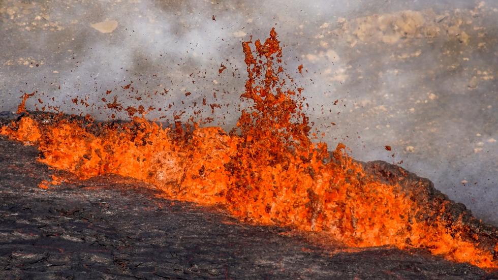 Island Erdspalte auf Island spuckt weiter Lava ZEIT ONLINE